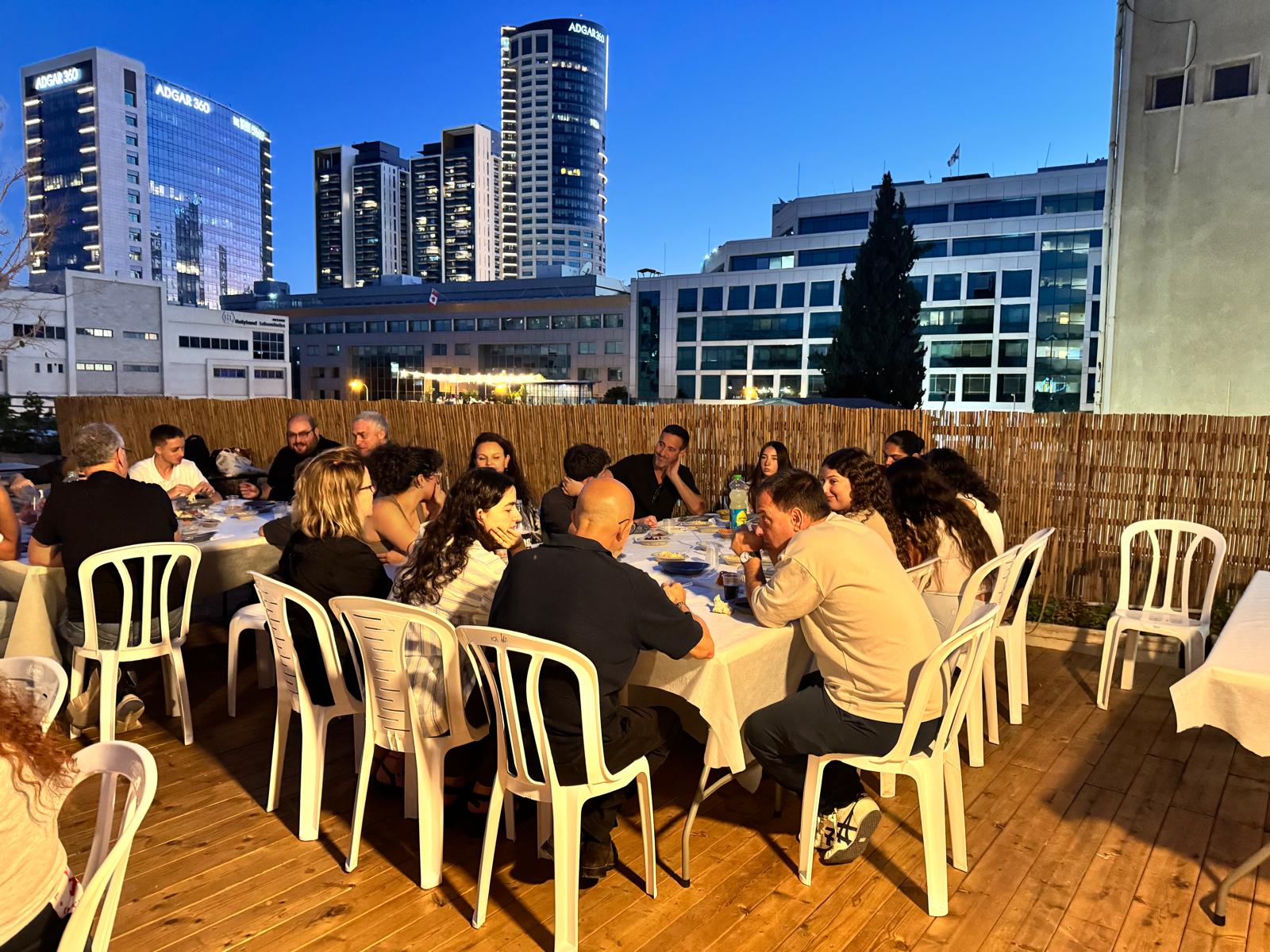 מחברת פתוחה ואביזרי עבודה יצירתיים